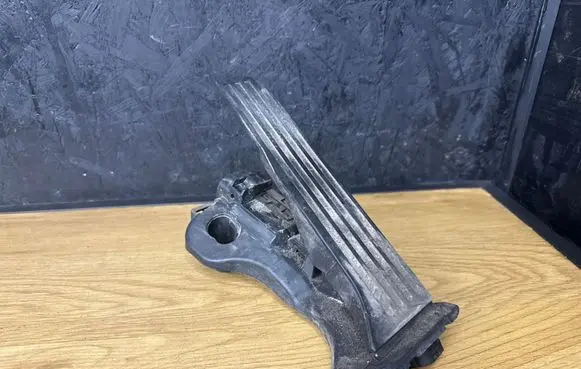 Volkswagen Golf V Accelerator throttle pedal 1K1721503P