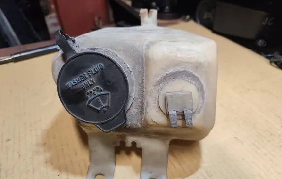 Windshield washer fluid reservoir/tank