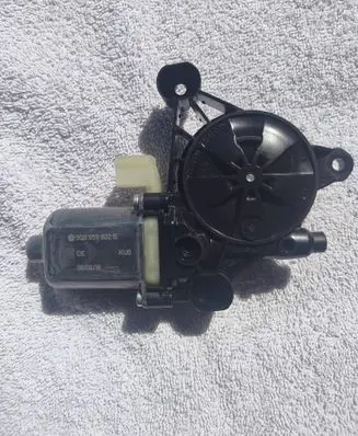 Volkswagen Golf VII Front door window regulator motor 8W0959802