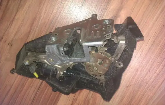 Mercedes-Benz C W202 Rear door lock 2027300535