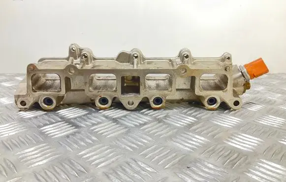 Audi A1 Fuel distributor 06J906051D