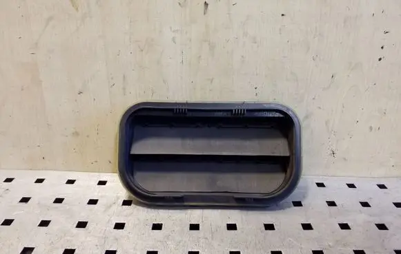 Quarter panel pressure vent