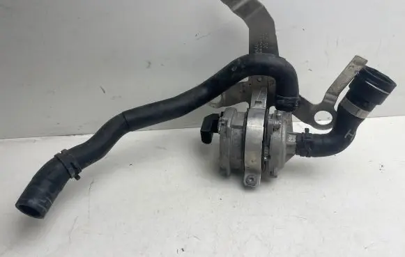 Porsche Taycan 9J1 Water pump 9J1965567A 9J1965551