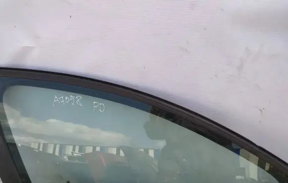 Volvo V50 Front door window glass four-door