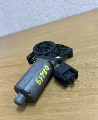Mercedes-Benz E W210 Front door electric window regulator 0130821708 D8219