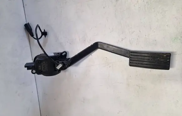 Accelerator throttle pedal