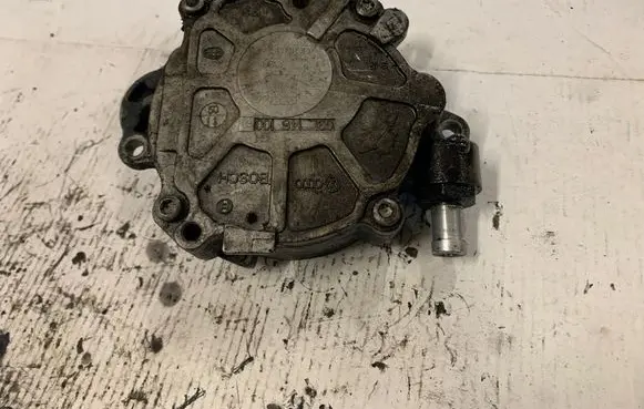 Audi A4 S4 B7 8E 8H Vacuum pump 03L145100