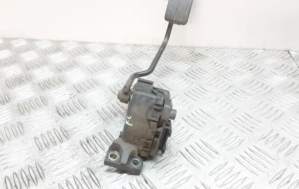 Mitsubishi Carisma Accelerator throttle pedal 30865642