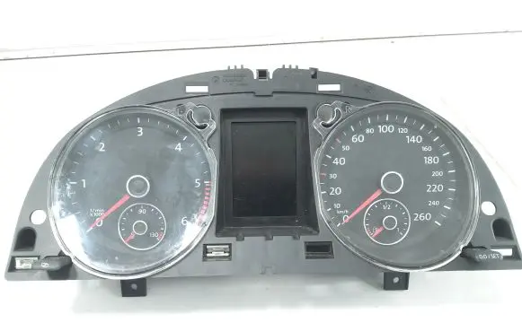 Volkswagen PASSAT B7 Speedometer (instrument cluster) 3AA920870D
