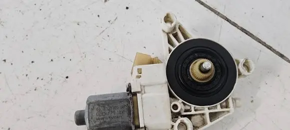 Mercedes-Benz C W204 Front door window regulator motor 0130822441