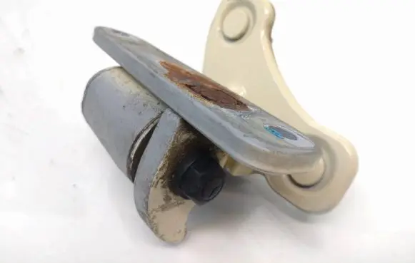 Mercedes-Benz E W212 Front door lower hinge A047058