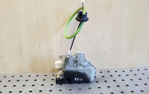 Audi TT TTS Mk2 Front door lock 8J2837016C