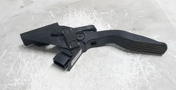 Ford Mondeo Mk III Accelerator throttle pedal 2S719F836CA 307800000636