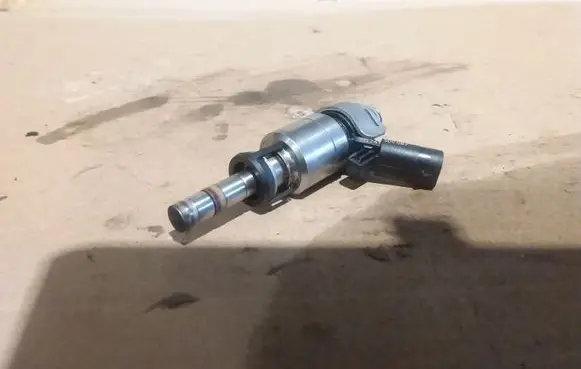 Audi A4 S4 B8 8K Fuel injector 06H906036J