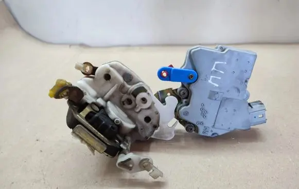Nissan Terrano Front door lock