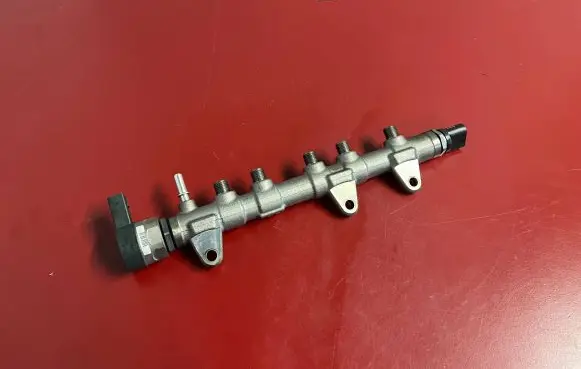 BMW X4 G02 Fuel distributor 8579240 0445214379