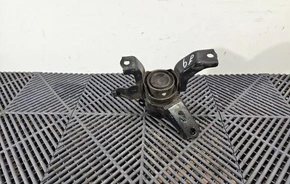 Toyota Prius (XW20) Engine mount bracket