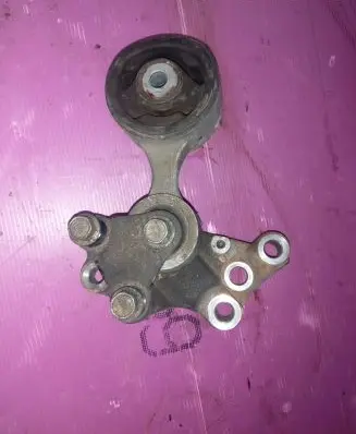 Honda CR-V Engine mount bracket