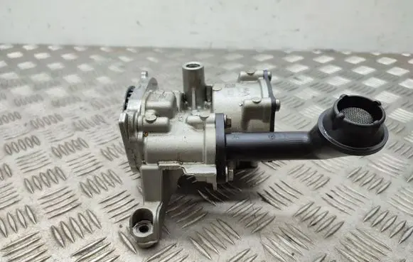 Volkswagen Golf VII Oil pump 04L145208K