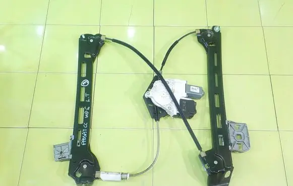 Volkswagen PASSAT CC Front door window regulator with motor C8839461K