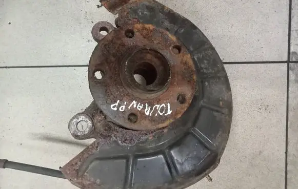 Volkswagen Touran I Front wheel hub spindle knuckle 0000