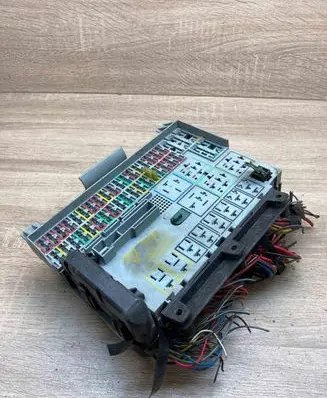 Opel Vectra B Fuse module 90504534