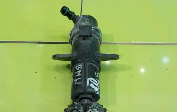 BMW X3 E83 Headlight washer pump PRZOD 16AB37