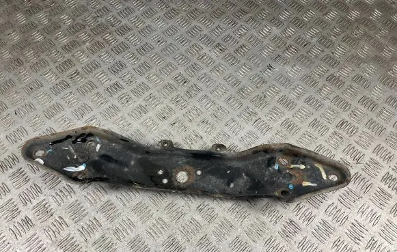 Subaru Impreza I Gearbox mounting bracket