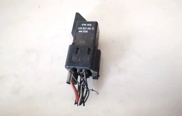 Volkswagen Golf V Glow plug pre-heat relay 0281003038 038907281d