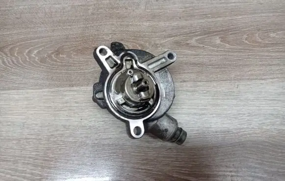 Volvo S60 Vacuum pump 08699237
