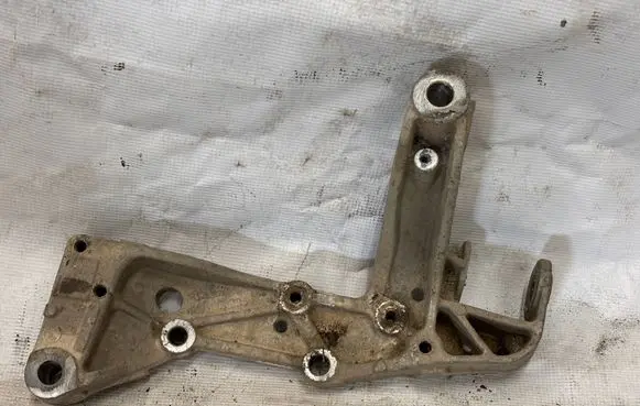 Volkswagen Golf V Engine mounting bracket 1k0199295
