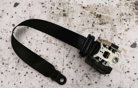 Ford Focus Front seatbelt 33040326