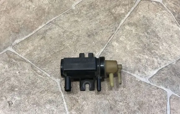 Mercedes-Benz E W212 Engine mount vacuum valve A0091533128