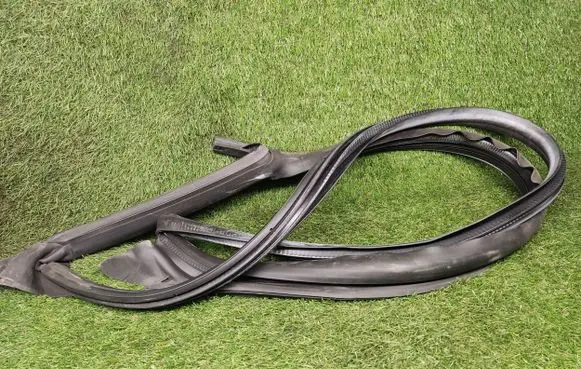 Tesla Model 3 Rubber seal front door (on door) 1090499