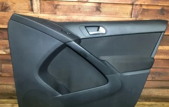 Volkswagen Tiguan Front door card panel trim