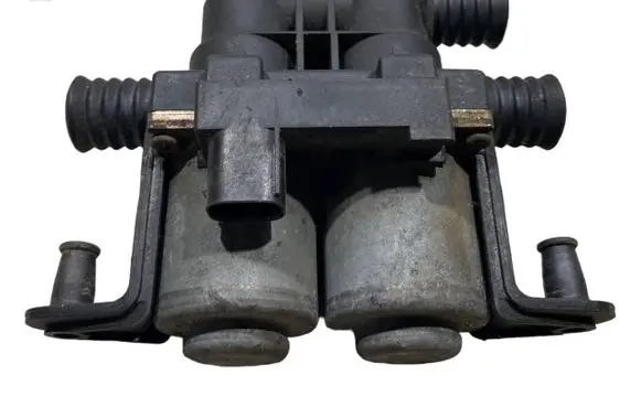 BMW 5 E39 Coolant heater control valve 8374995