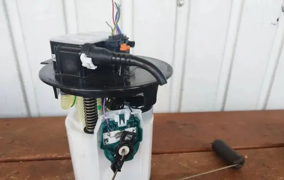 Peugeot 308 In-tank fuel pump 9834087480