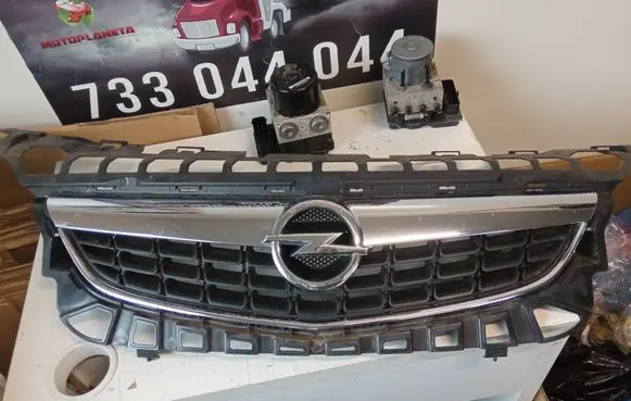 Opel Astra J Front bumper upper radiator grill 13266577