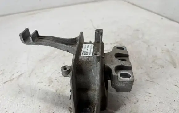 Audi Q3 F3 Engine mount bracket 5WA199262P 10072019 5WA199262AS