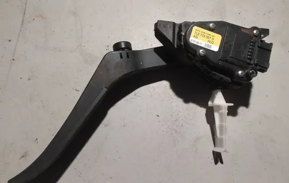Volkswagen Touareg II Accelerator throttle pedal 7L0723507D
