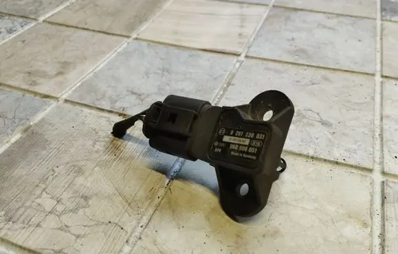 Volkswagen PASSAT B6 Air pressure sensor 0261230031 06B906051