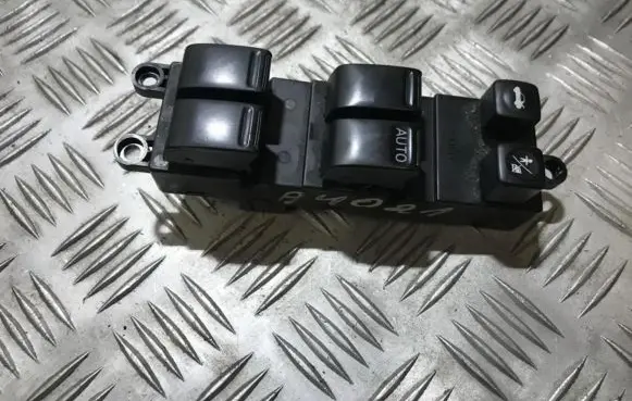 Nissan Primera Electric window control switch 25401av660 c8d-d701n
