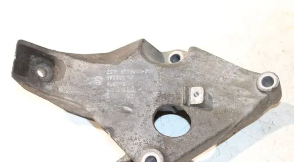 BMW 1 E81 E87 Engine mounting bracket 6775041