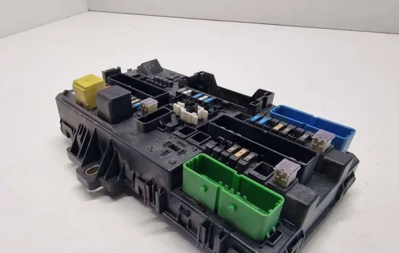 Opel Zafira B Fuse module 13206758 5DK00866902
