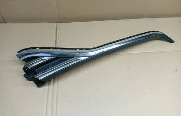 Volkswagen Touareg III Front bumper upper radiator grill 760853660A
