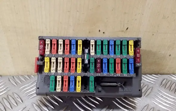 Peugeot 406 Fuse module 9459081380