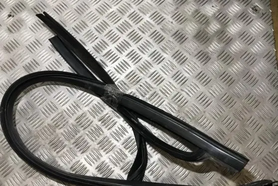 Toyota Avensis T250 Rubber seal front coupe door 