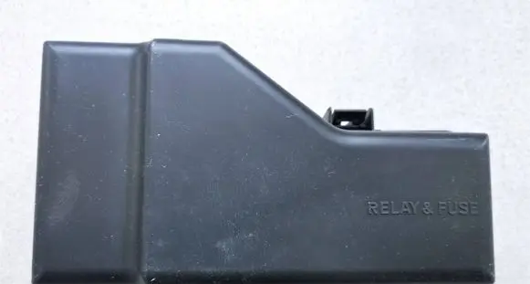 Toyota RAV 4 (XA20) Fuse box cover 8267242070