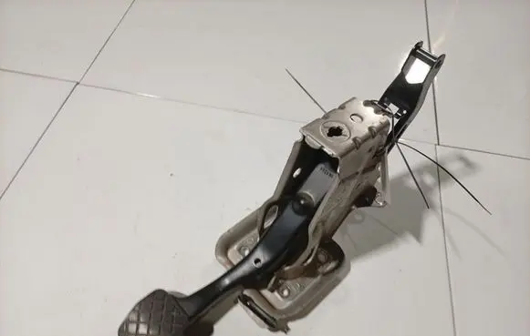 Volkswagen PASSAT B6 Brake pedal 1K1721057N