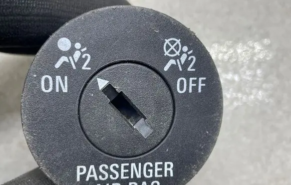 Opel Astra J Passenger airbag on/off switch 13268602